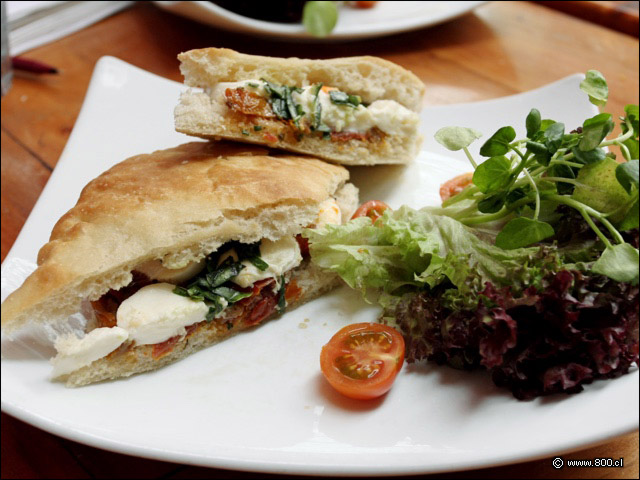 Boconcini de mozzarella, albahaca, r�cula y tomate seco en este panini - Signore Pizza